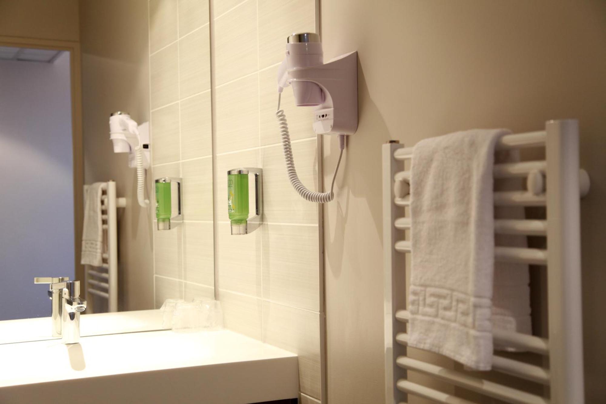 Brit Hotel Vannes-Theix Bagian luar foto